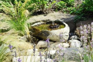 Zahradní fontána vodní prvek přírodní vrtaný kámen